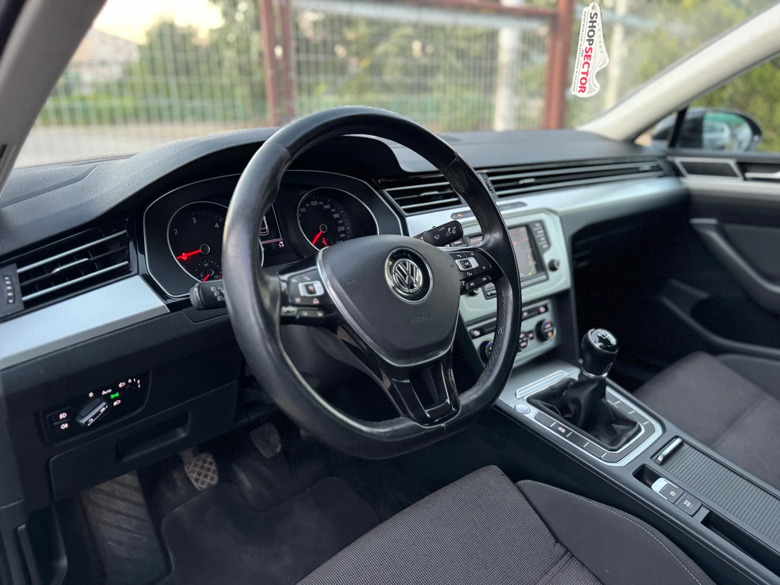 VW Passat 1.6TDI* NAVI, снимка 12 - Автомобили и джипове - 54712469
