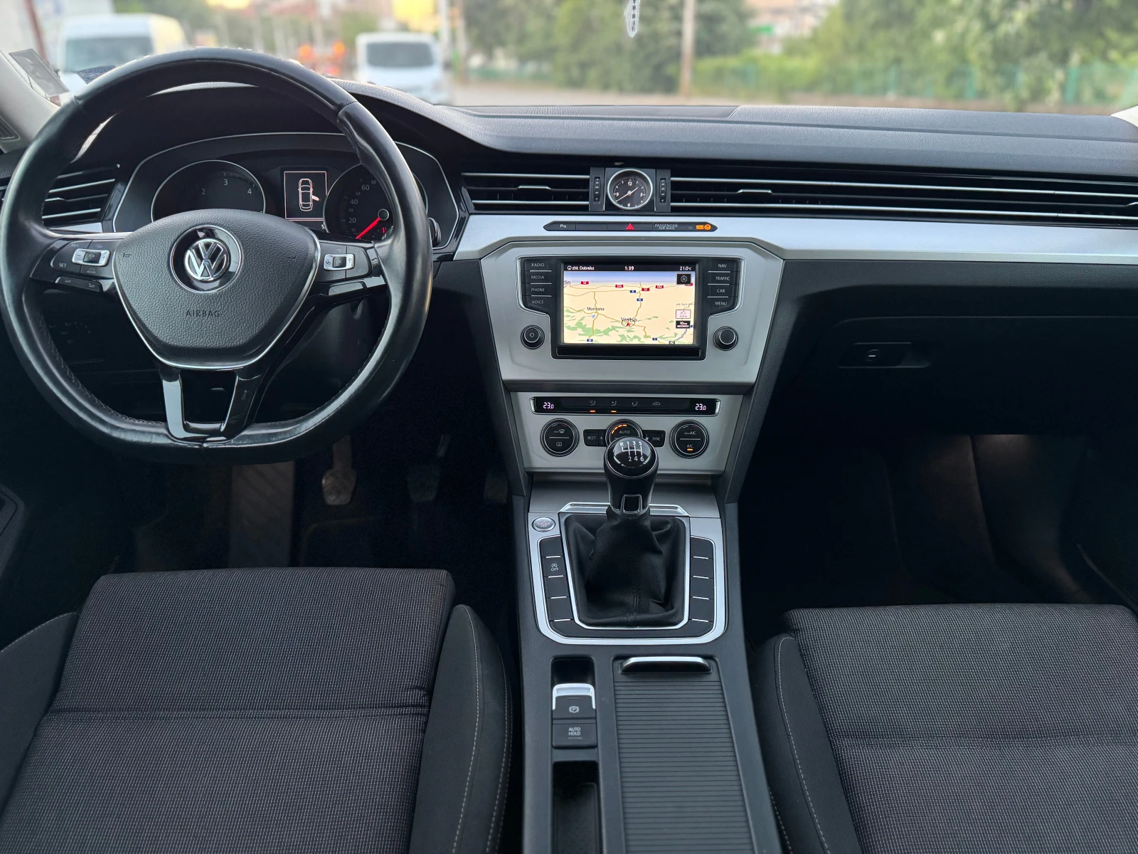 VW Passat 1.6TDI* NAVI, снимка 11 - Автомобили и джипове - 54712469