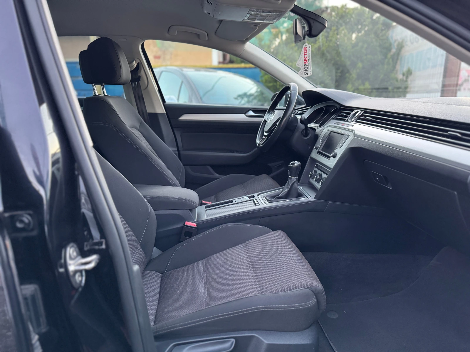 VW Passat 1.6TDI* NAVI, снимка 10 - Автомобили и джипове - 54712469