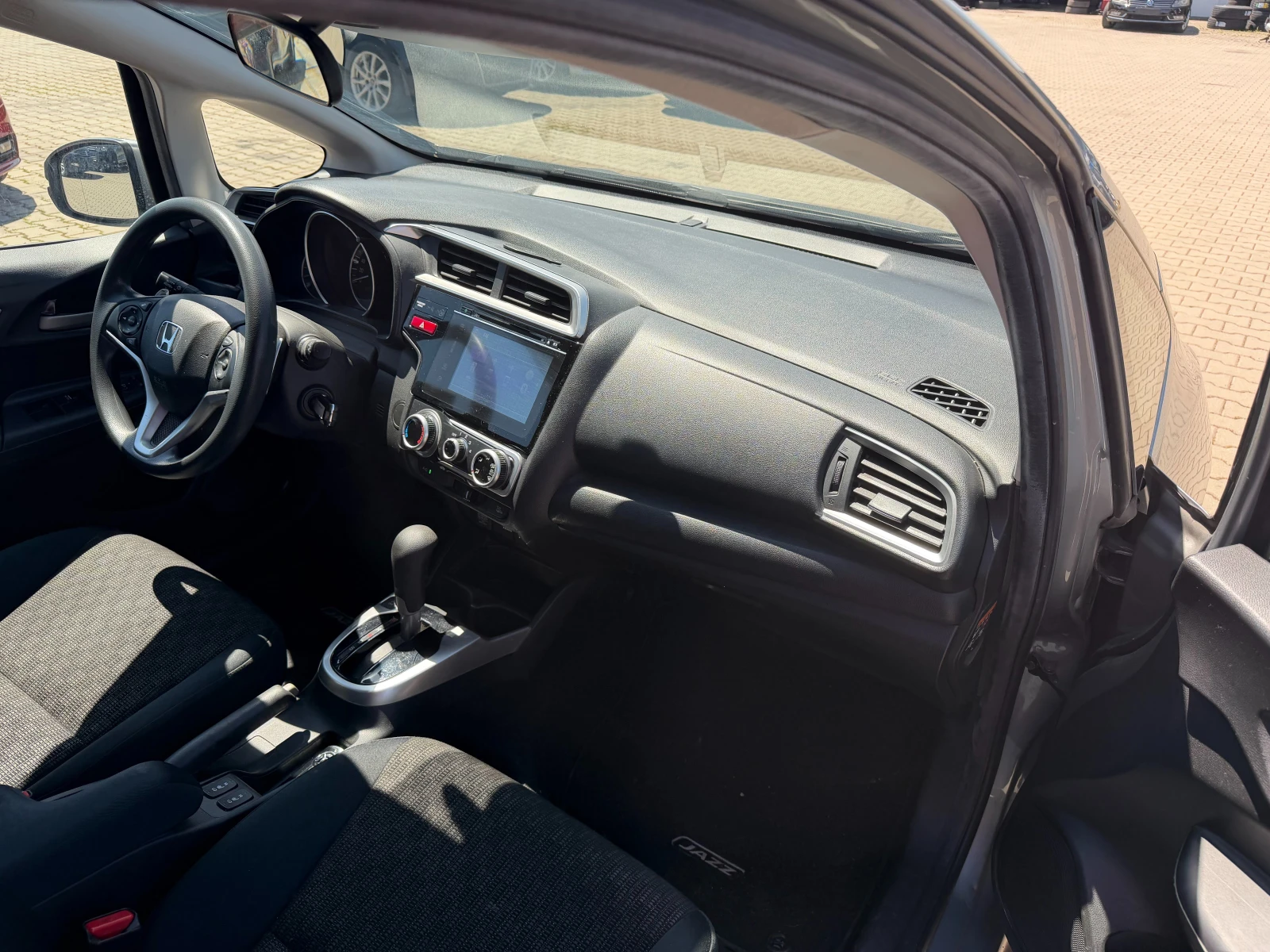 Honda Jazz 1.3I-VTEC AVTOMAT/NAVI EURO 6, снимка 11 - Автомобили и джипове - 54928762