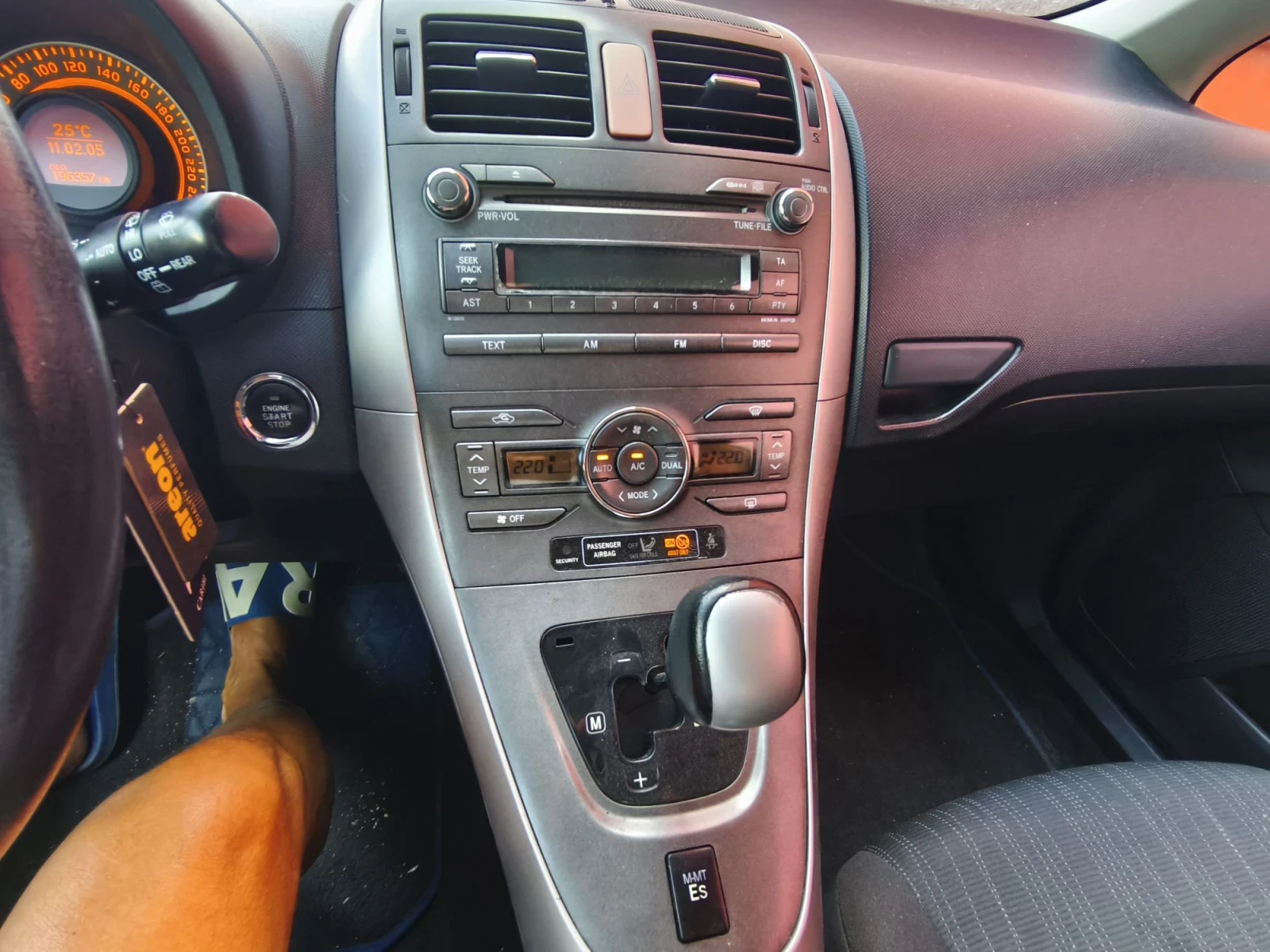Toyota Auris 1.6i Автоматик , снимка 9 - Автомобили и джипове - 55795488