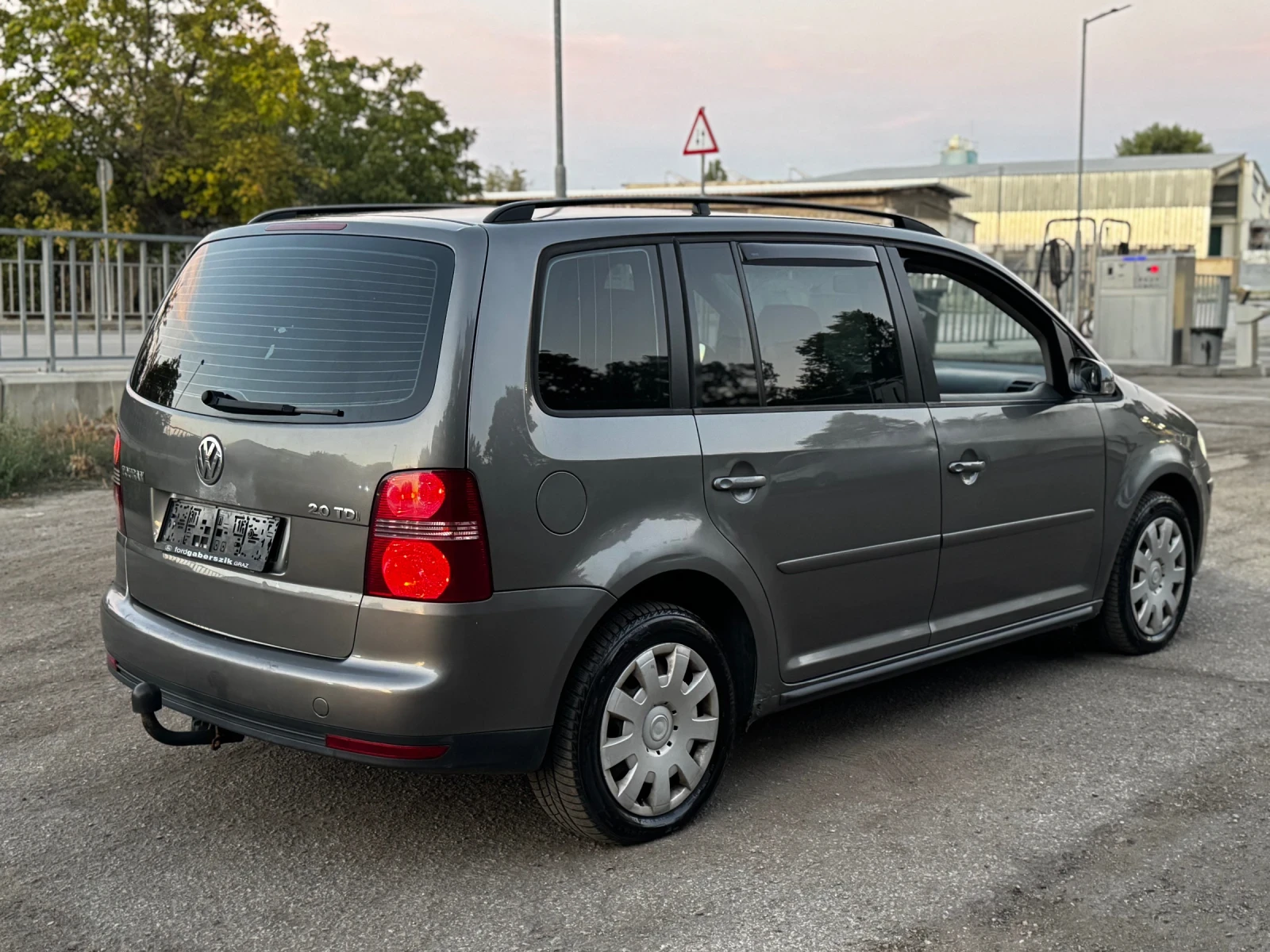 VW Touran 2.0 TDI 8 клапана , снимка 3 - Автомобили и джипове - 55991891