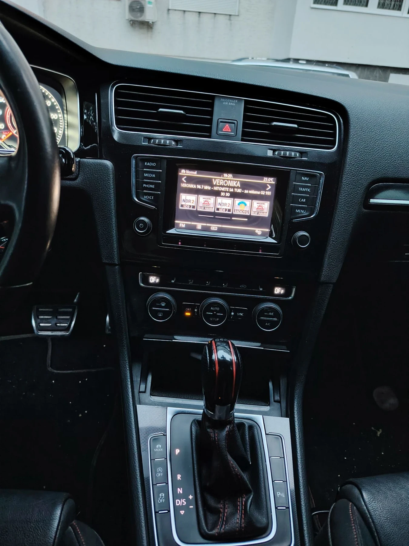 VW Golf GTI 2.0 TFS 230 PERFORMANCE, снимка 11 - Автомобили и джипове - 56221001