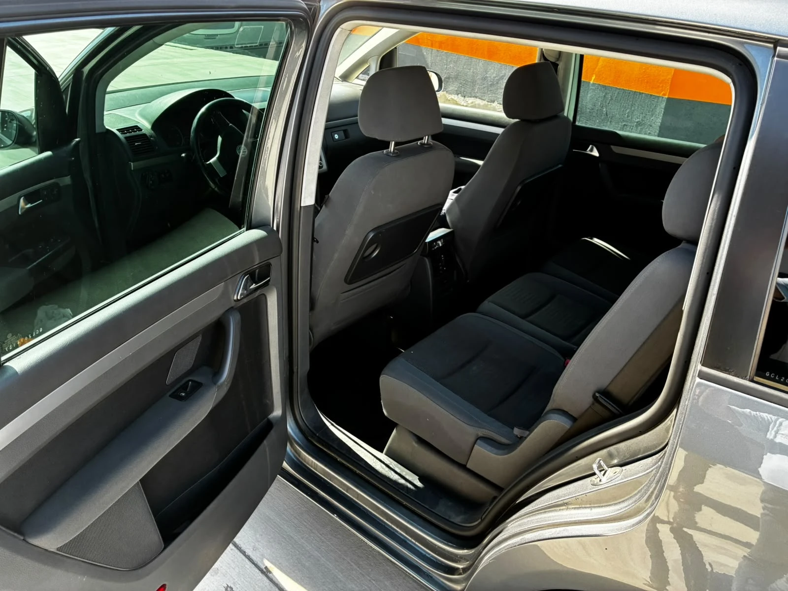 VW Touran 2.0 TDI, снимка 9 - Автомобили и джипове - 56391763