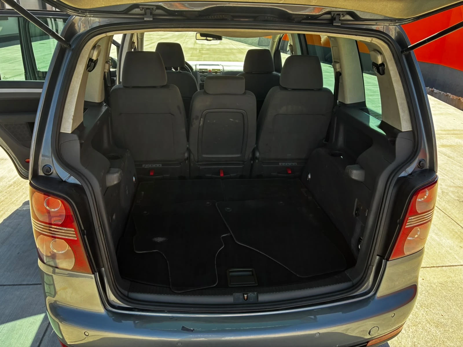 VW Touran 2.0 TDI, снимка 12 - Автомобили и джипове - 56391763