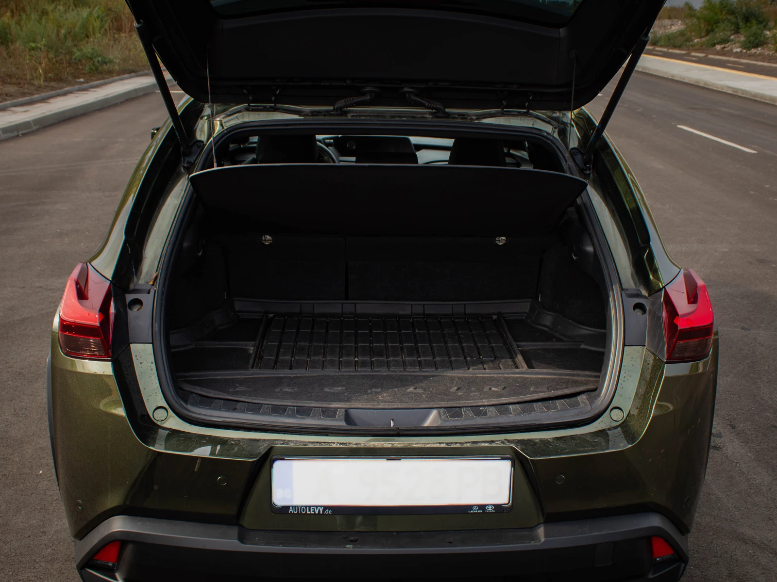 Lexus UX 250h, снимка 16 - Автомобили и джипове - 56713735