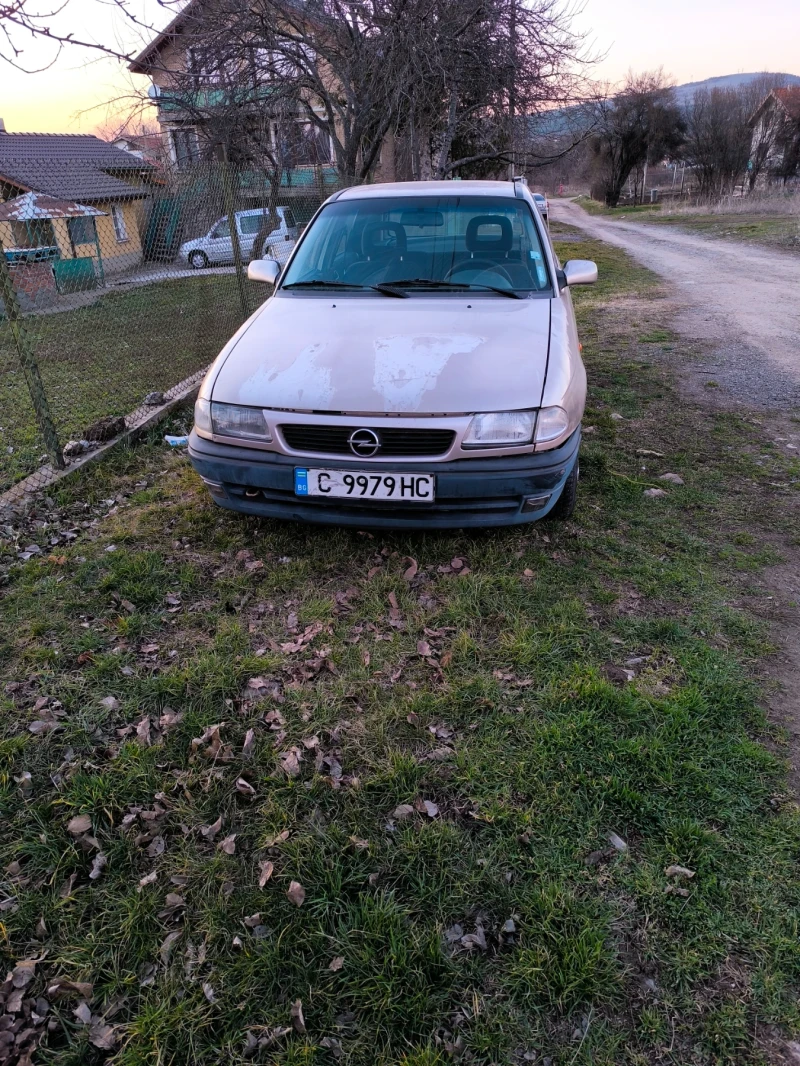 Opel Astra 1, 6 75кс, снимка 1 - Автомобили и джипове - 49429030