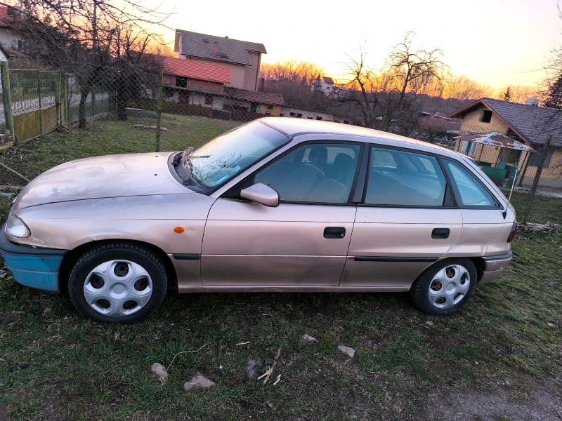 Opel Astra 1, 6 75кс, снимка 2 - Автомобили и джипове - 49429030