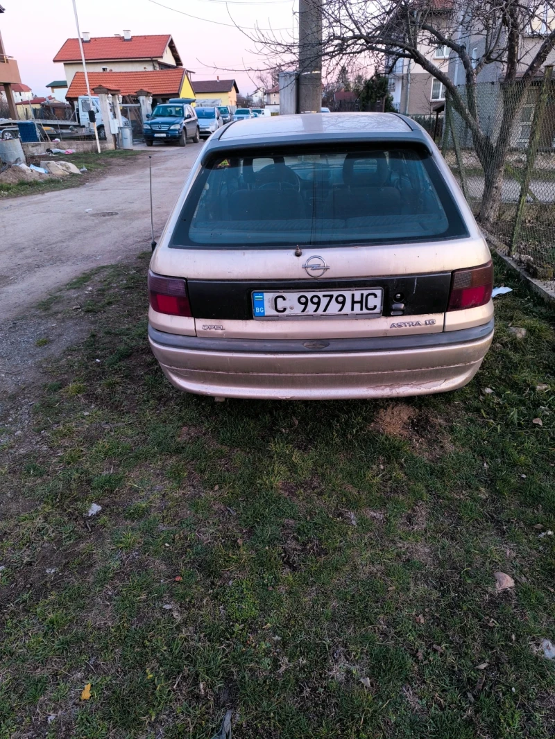 Opel Astra 1, 6 75кс, снимка 4 - Автомобили и джипове - 49429030