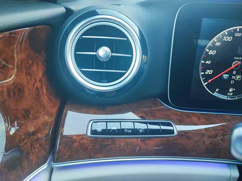 Mercedes-Benz E 300 4Matic^AMG^DIGITAL^DISTRONIC+ , снимка 8 - Автомобили и джипове - 51451919