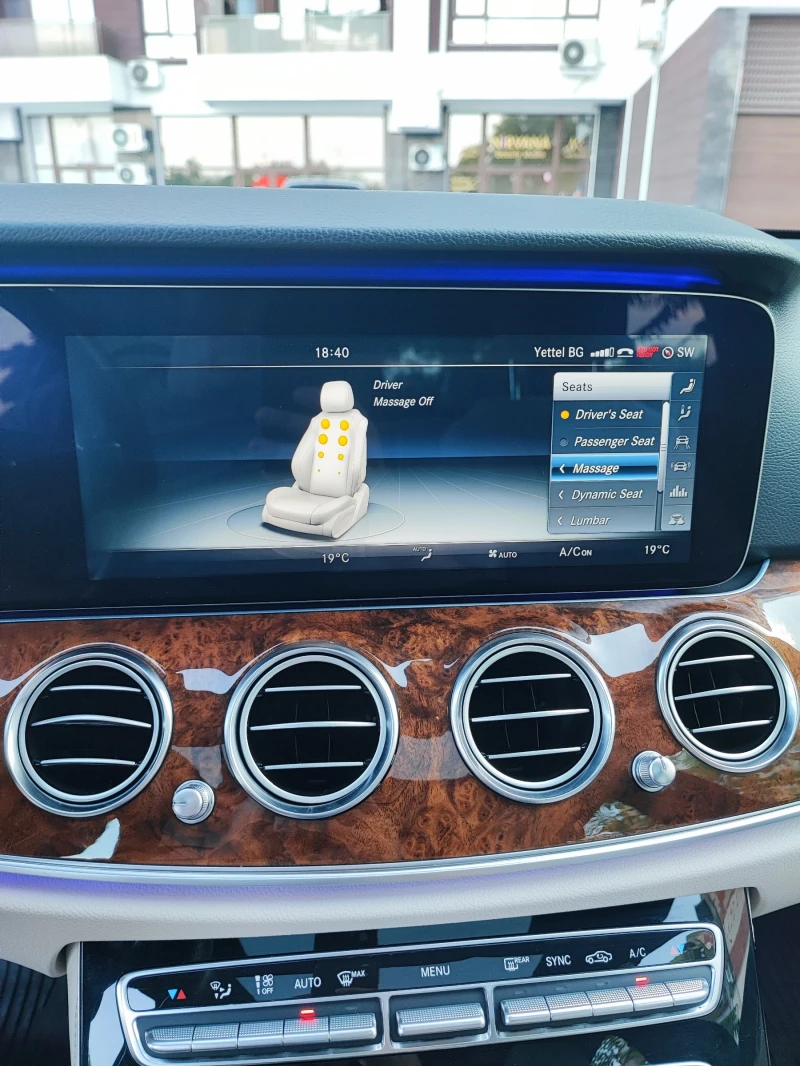 Mercedes-Benz E 300 4Matic^AMG^DIGITAL^DISTRONIC+ , снимка 10 - Автомобили и джипове - 51451919