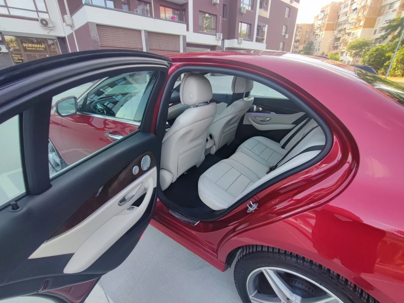 Mercedes-Benz E 300 4Matic^AMG^DIGITAL^DISTRONIC+ , снимка 14 - Автомобили и джипове - 51451919