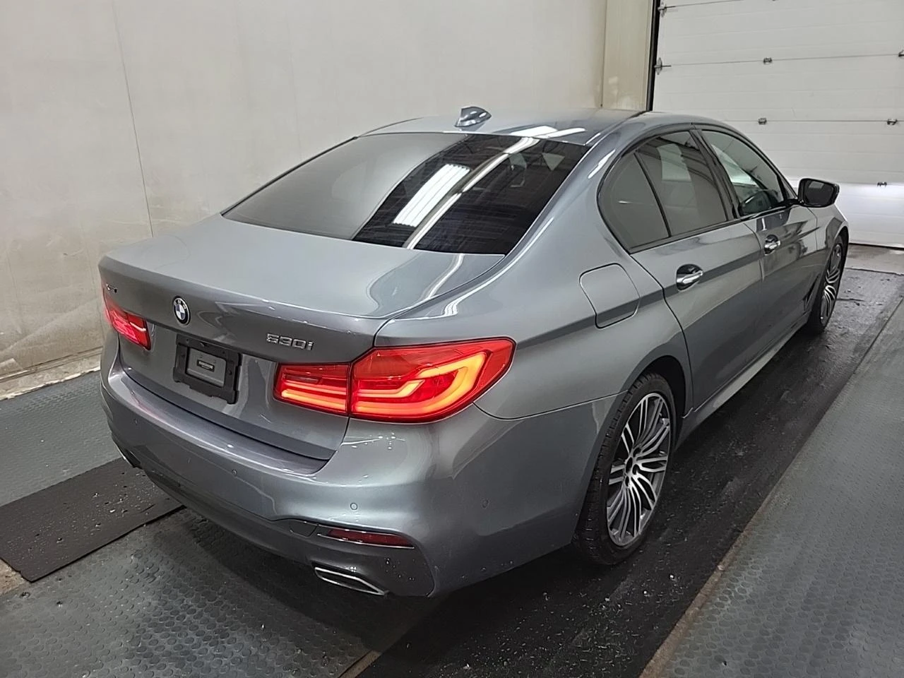 BMW 530 xDrive* M-pack* Shadow Line* Distronic* Ambient*  - изображение 2