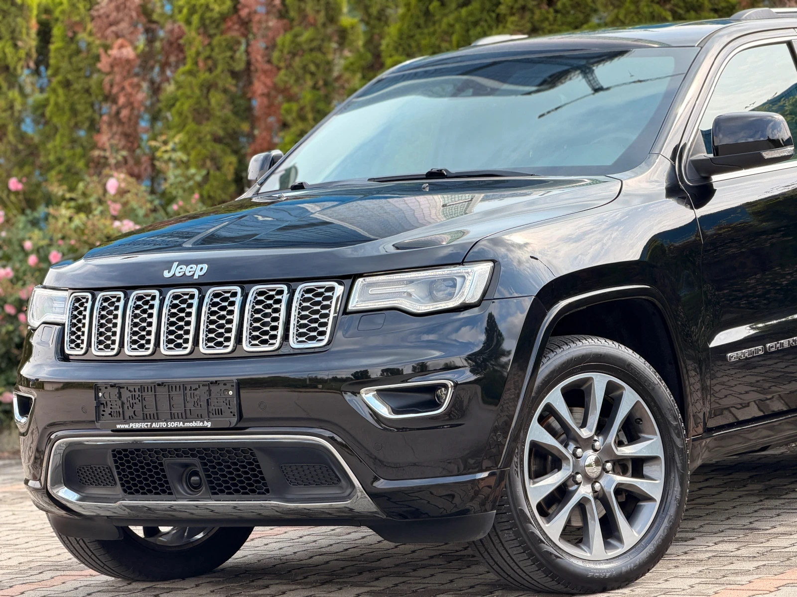 Jeep Grand cherokee Facelift-OVERLAND-KAYLESS-ДИСТРОНИК-ПАНОРАМА-186КМ, снимка 2 - Автомобили и джипове - 54839516