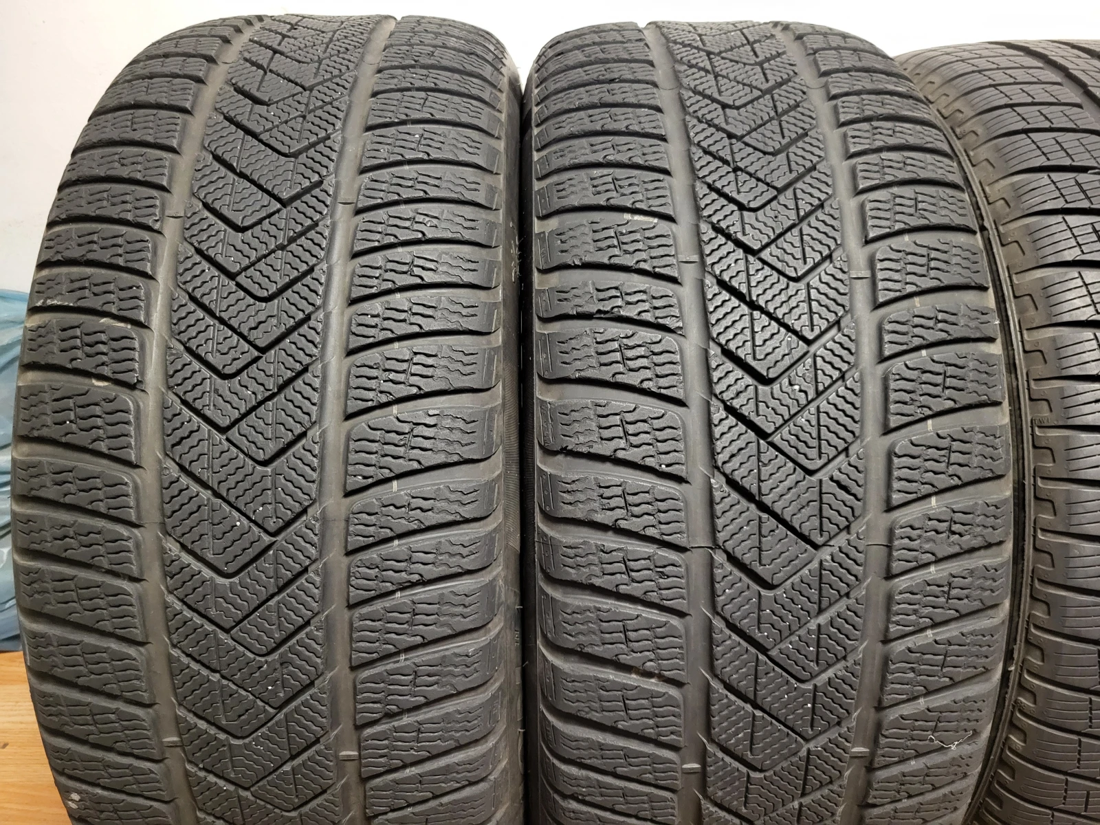 Гуми Зимни 275/45R20, снимка 2 - Гуми и джанти - 56107595