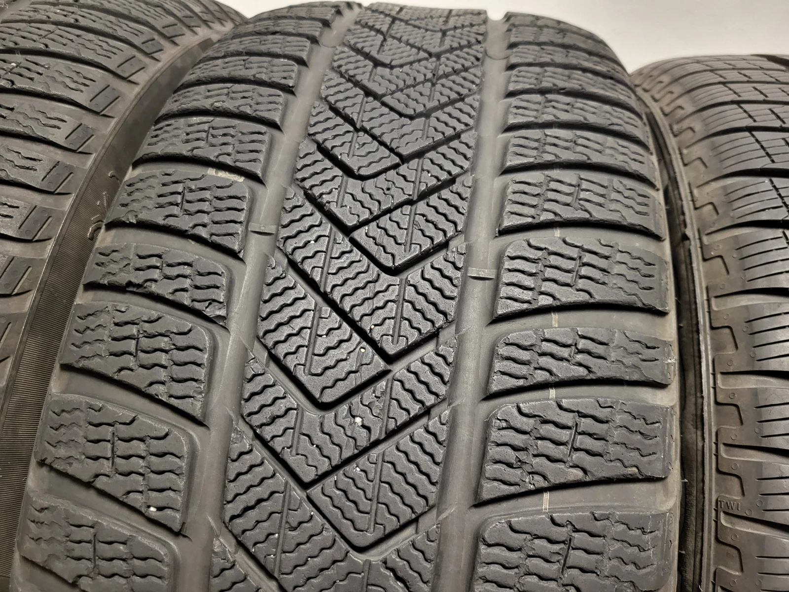 Гуми Зимни 275/45R20, снимка 5 - Гуми и джанти - 56107595