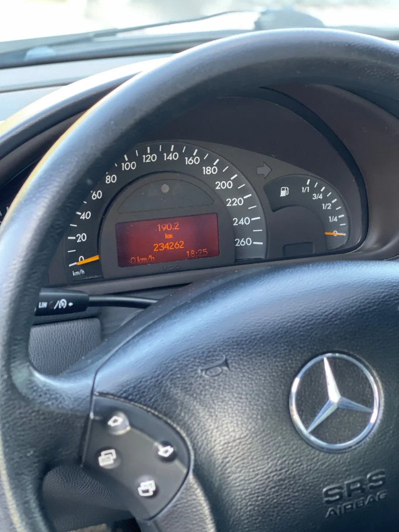 Mercedes-Benz C 180 Бензин, снимка 12 - Автомобили и джипове - 49386626