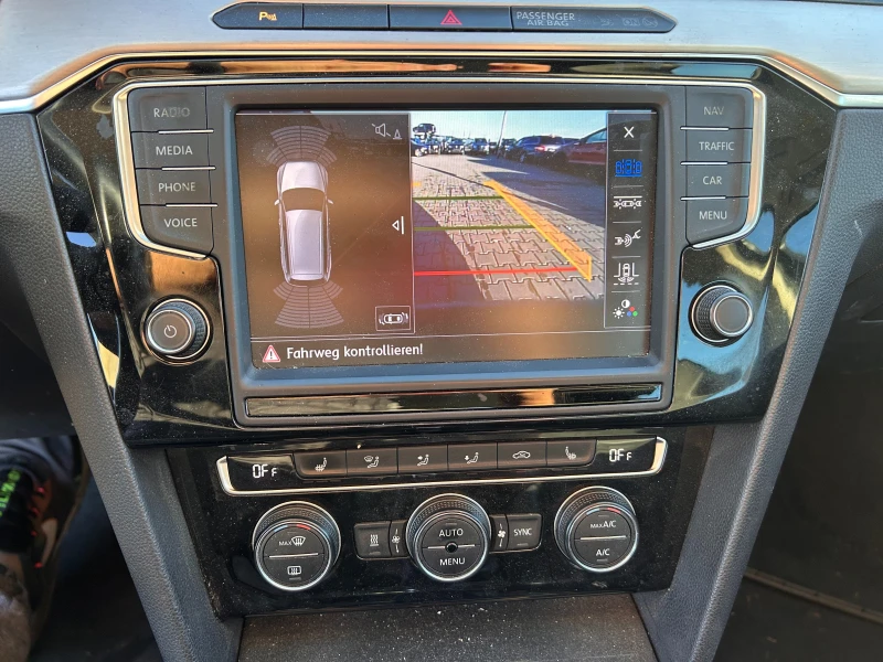 VW Passat 2.0TSI R-LINE 4MOTION/AVTOMAT/PANORAMA/KOJA EURO 6, снимка 16 - Автомобили и джипове - 52404421