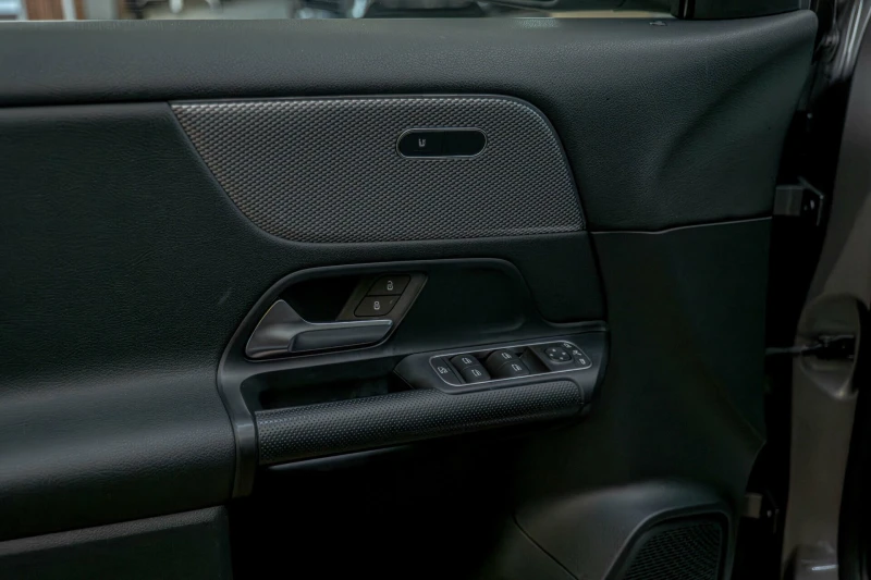 Mercedes-Benz GLA 180 d/Virtual/Панорама/Подгрев/Thermatic/8g Tronic, снимка 10 - Автомобили и джипове - 52711846