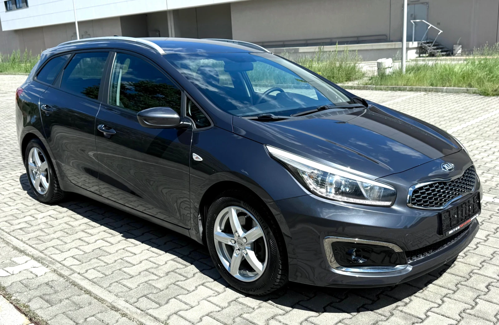 Kia Ceed 1.4i/16V/100kc/6ck/* * Facelift*  / !!! 96564km !!, снимка 3 - Автомобили и джипове - 54710950