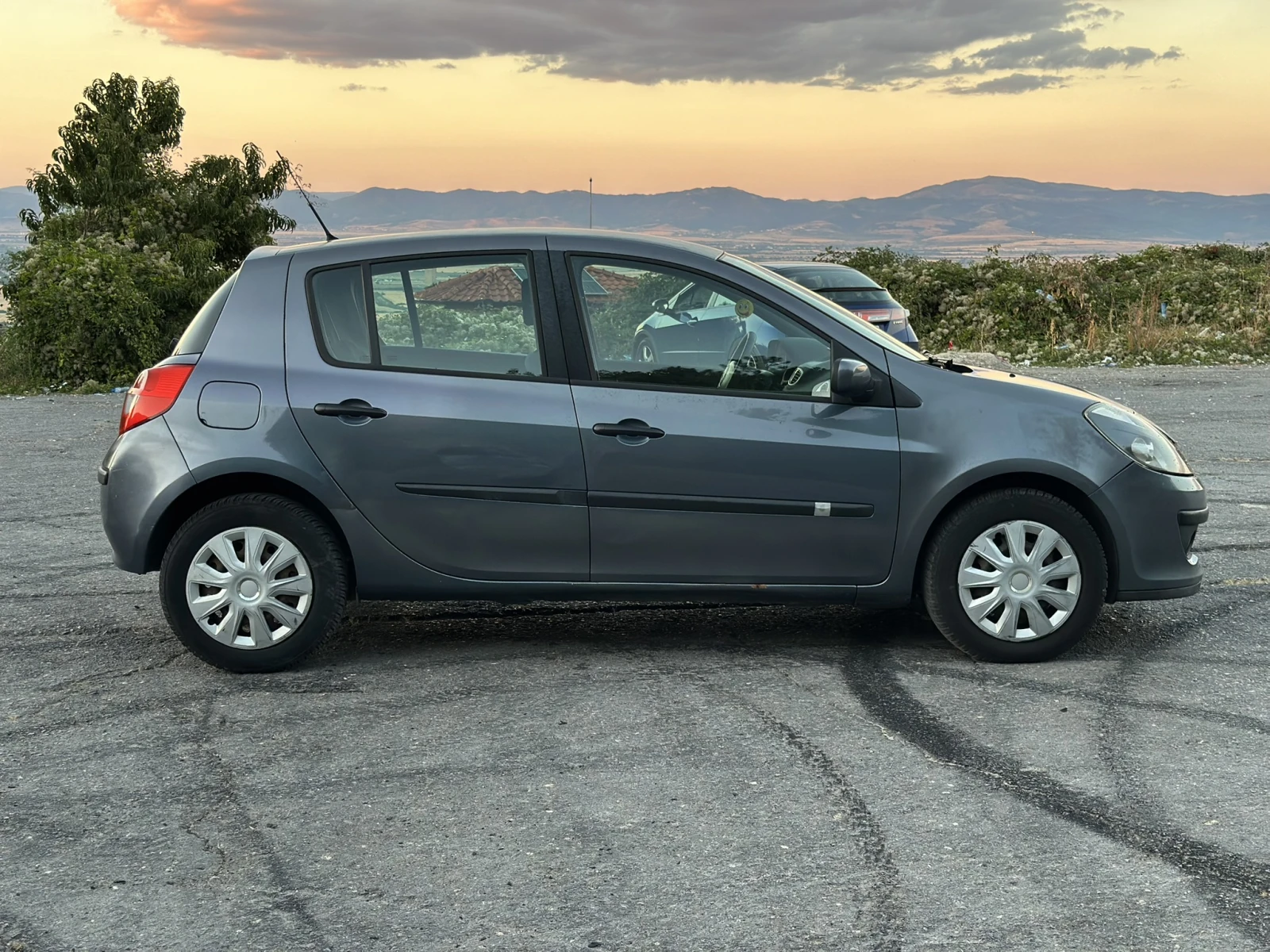 Renault Clio 1.2i, снимка 5 - Автомобили и джипове - 56108167