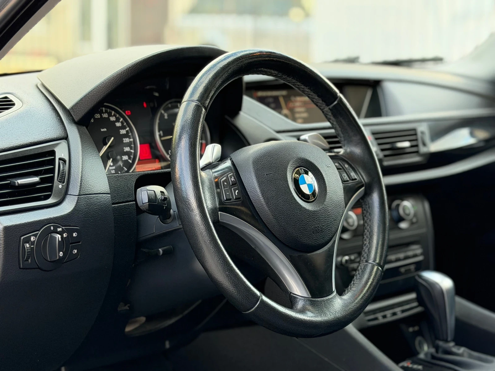 BMW X1 2.3D* xD* AUTOMATIC* PANORAMA* GOLQMO NAVI, снимка 10 - Автомобили и джипове - 56202442