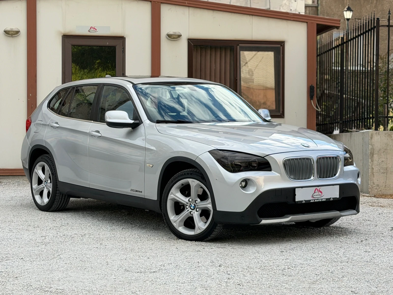 BMW X1 2.3D* xD* AUTOMATIC* PANORAMA* GOLQMO NAVI, снимка 3 - Автомобили и джипове - 56202442