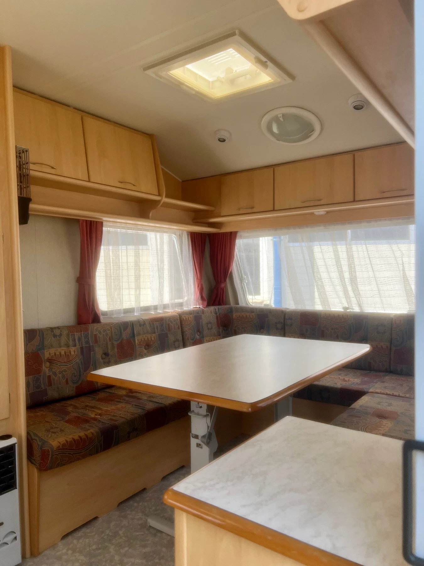 Каравана Chateau La car 395 / Като нова, снимка 5 - Каравани и кемпери - 55644423