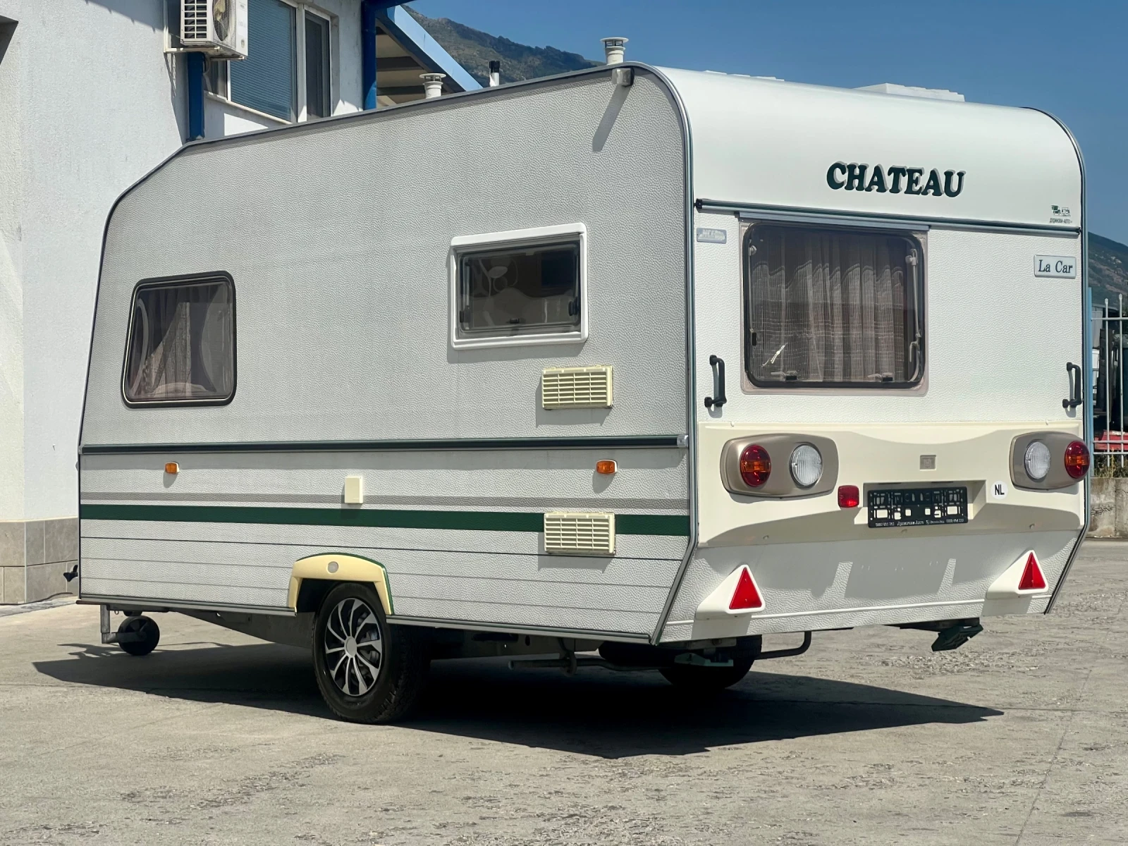 Каравана Chateau La car 395 / Като нова, снимка 4 - Каравани и кемпери - 55644423