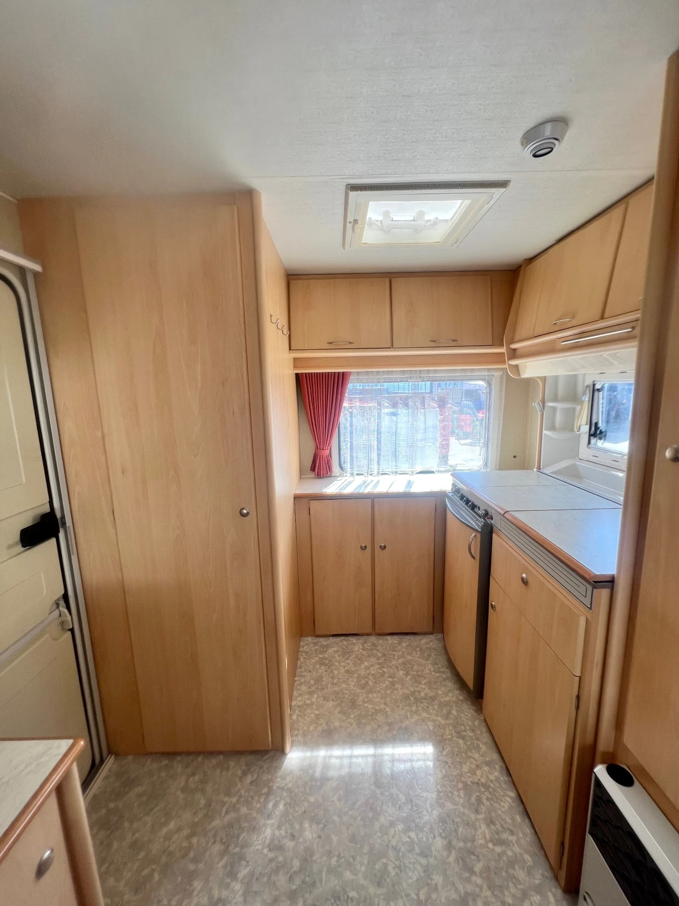 Каравана Chateau La car 395 / Като нова, снимка 8 - Каравани и кемпери - 55644423