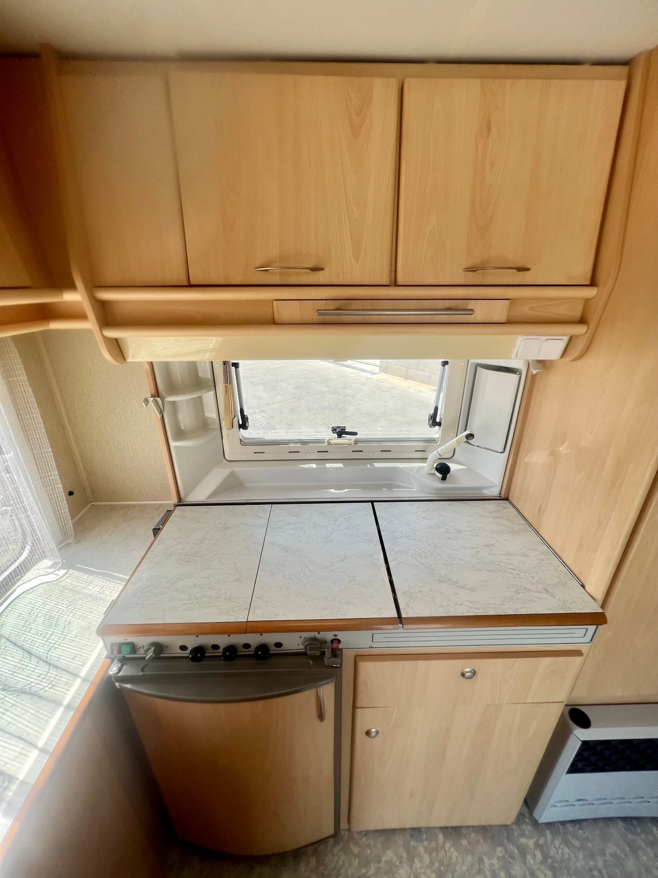 Каравана Chateau La car 395 / Като нова, снимка 12 - Каравани и кемпери - 55644423