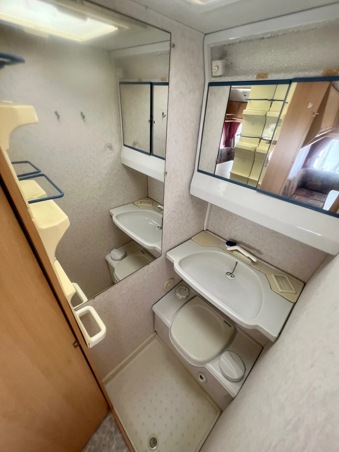 Каравана Chateau La car 395 / Като нова, снимка 14 - Каравани и кемпери - 55644423