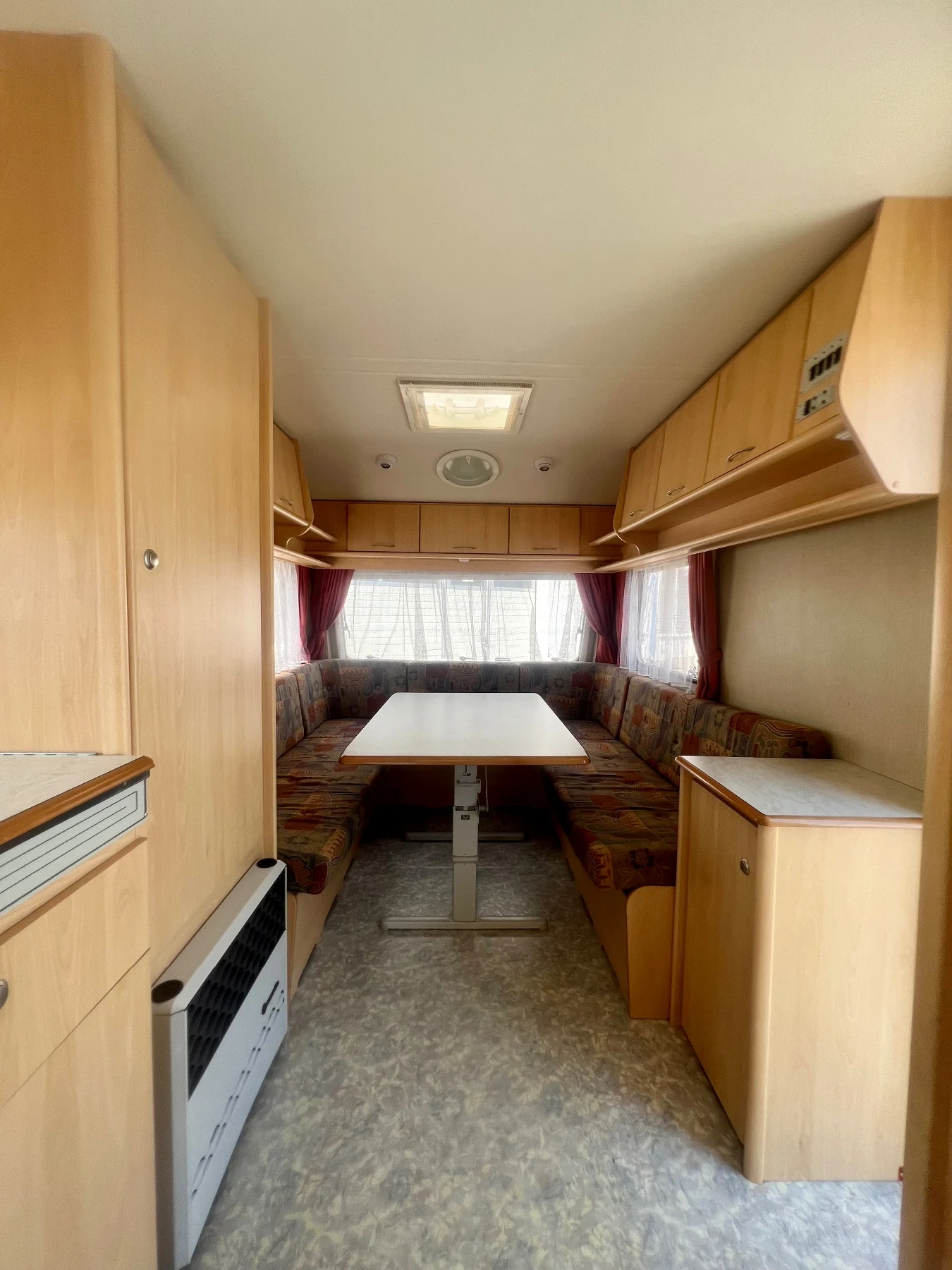 Каравана Chateau La car 395 / Като нова, снимка 6 - Каравани и кемпери - 55644423