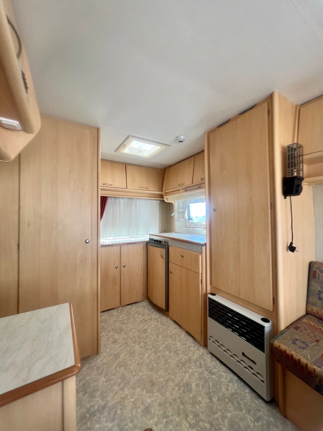 Каравана Chateau La car 395 / Като нова, снимка 9 - Каравани и кемпери - 55644423