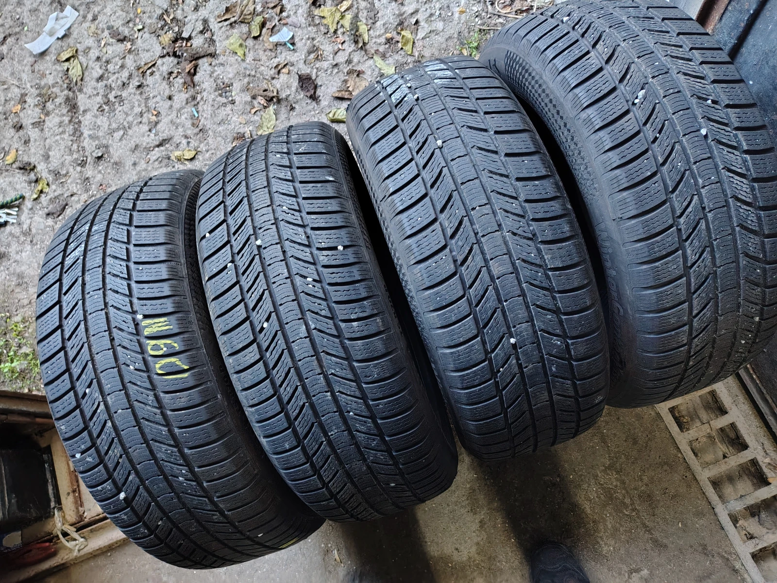 Гуми Зимни 235/55R18, снимка 2 - Гуми и джанти - 53776049