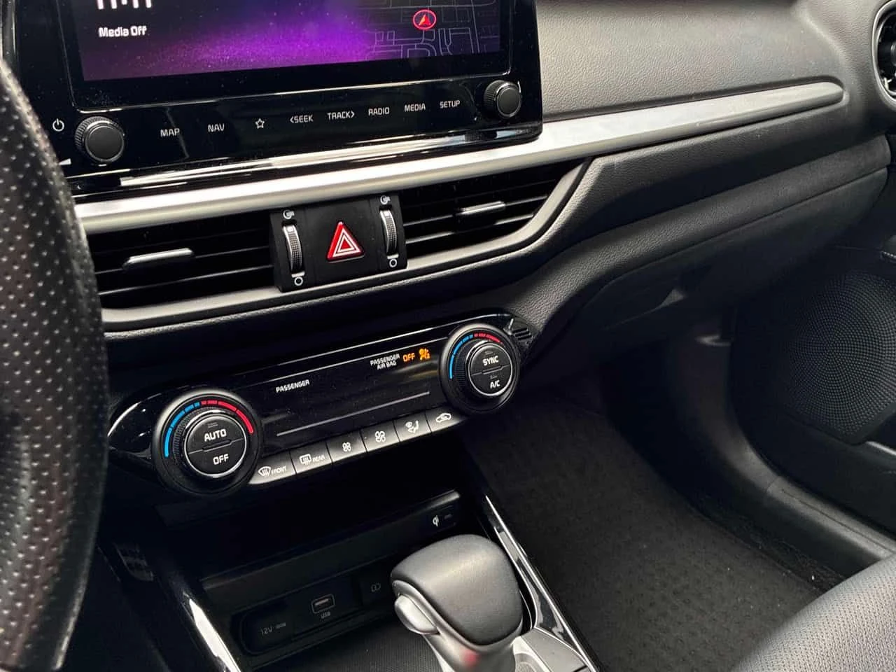 Kia Forte  GT Line / ДИСТРОНИК / КАМЕРА , снимка 9 - Автомобили и джипове - 54127156