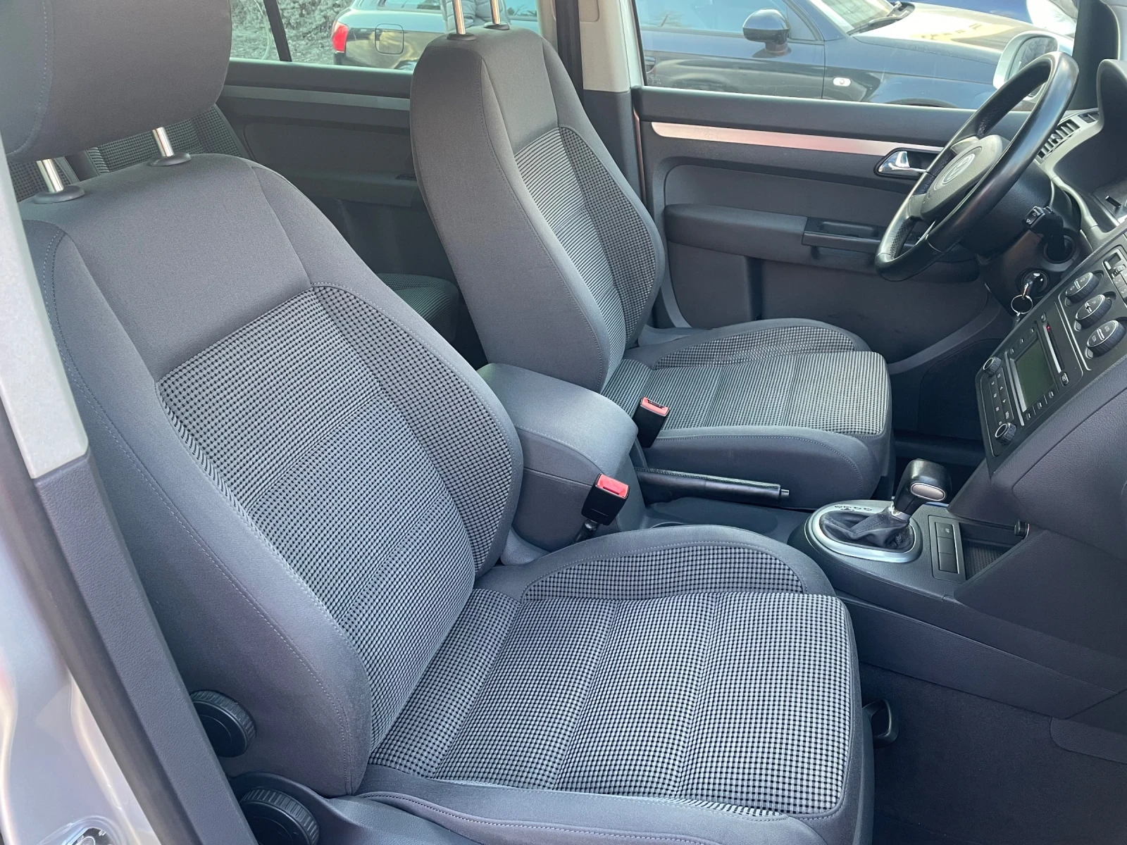 VW Touran, снимка 9 - Автомобили и джипове - 54237159