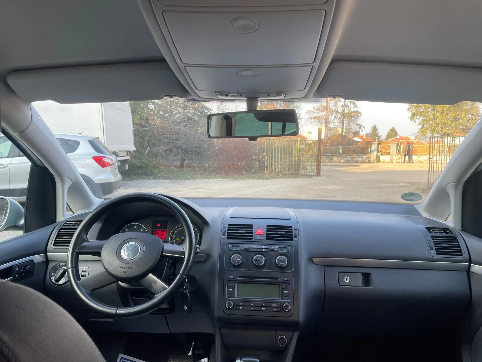 VW Touran, снимка 8 - Автомобили и джипове - 54237159