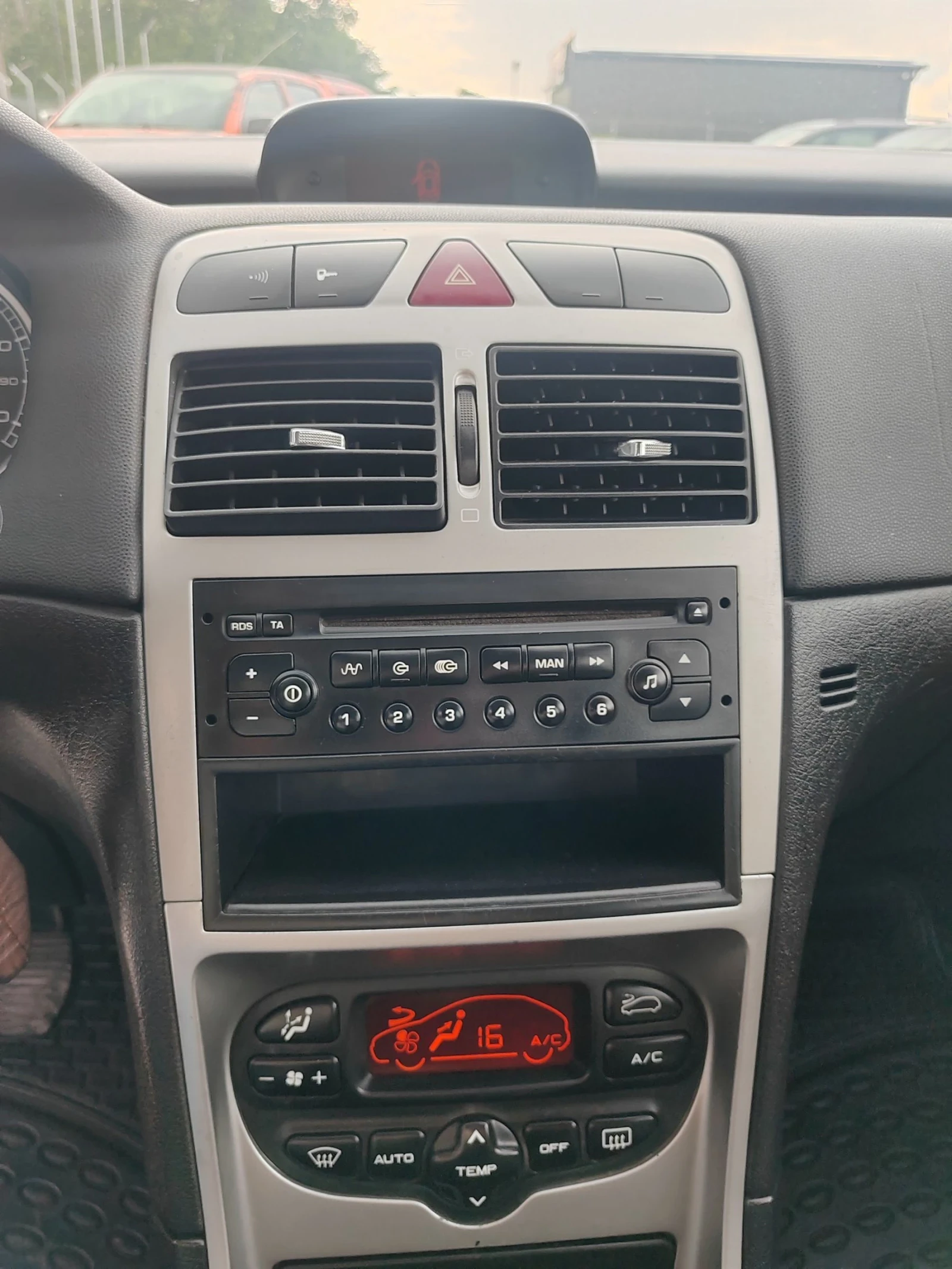 Peugeot 307 1.6, 109к.с., снимка 12 - Автомобили и джипове - 54768224