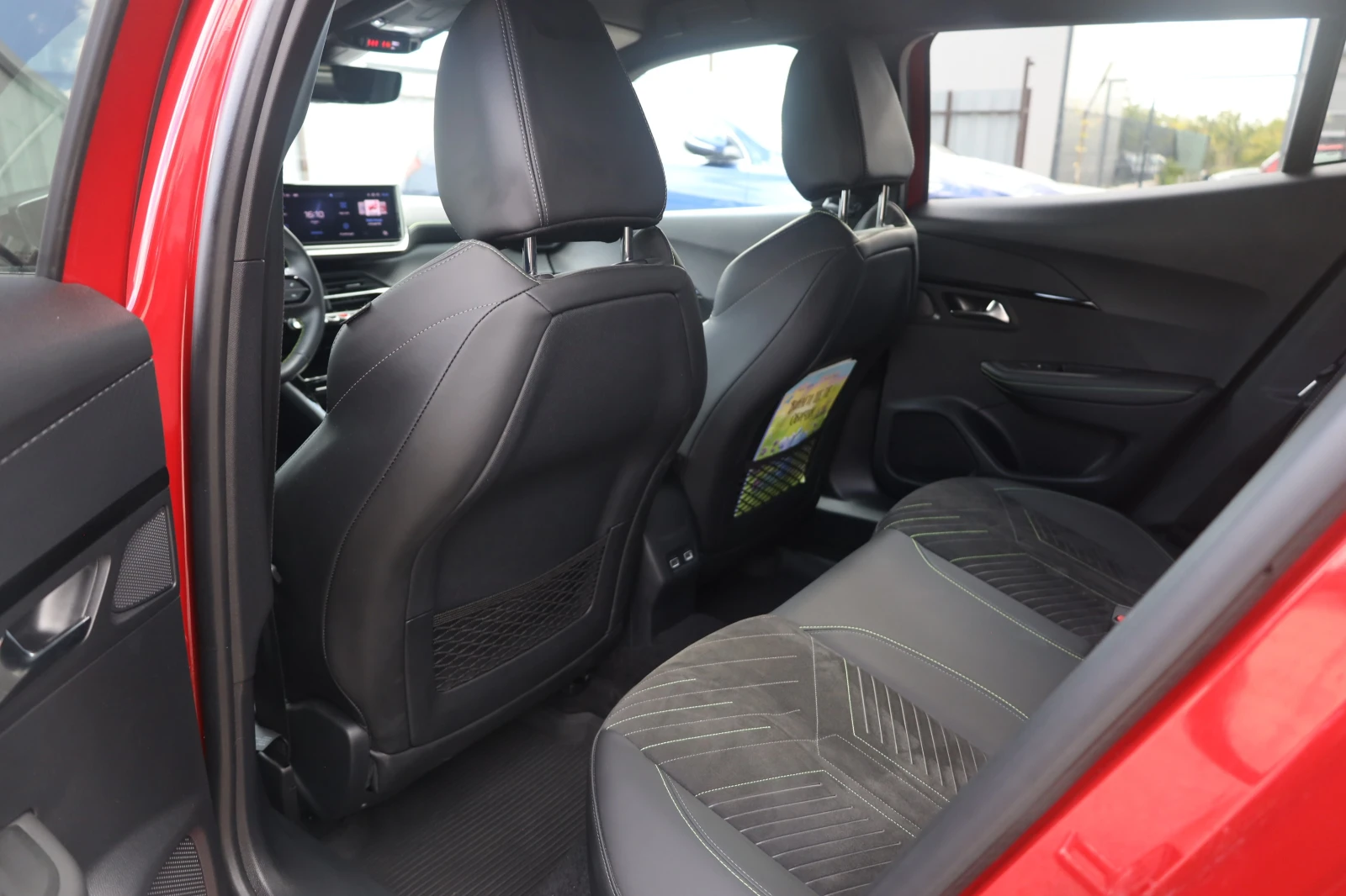Peugeot 2008 GT 1.5HDi KeyGO 360KAM MASSAGE Distr Lane Blind, снимка 11 - Автомобили и джипове - 56213999