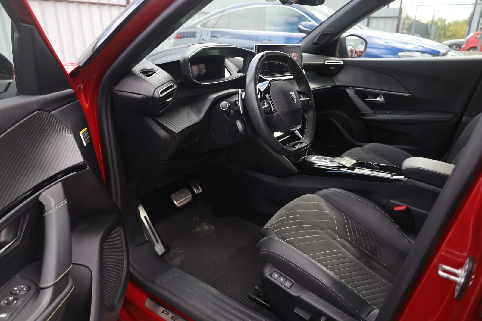 Peugeot 2008 GT 1.5HDi KeyGO 360KAM MASSAGE Distr Lane Blind, снимка 12 - Автомобили и джипове - 56213999