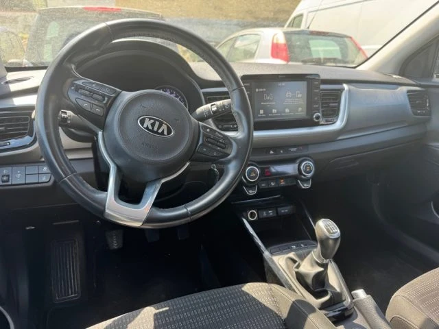 Kia Stonic  1.6 CRDi | Ръчни скорости | TOP Състоян, снимка 4 - Автомобили и джипове - 55316150