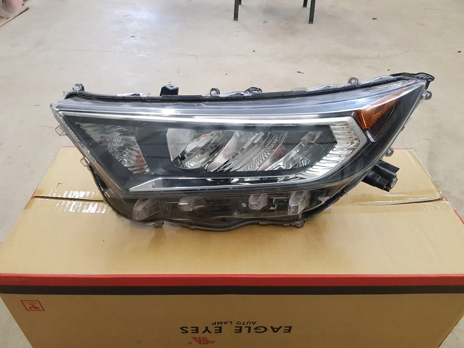 Toyota Rav4 ЛЯВ ФАР, снимка 1 - Автомобили и джипове - 49429094