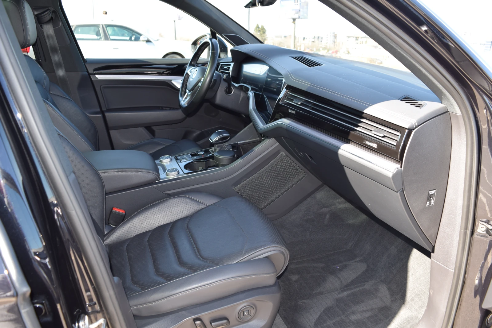 VW Touareg R-Line V6 4Motion, снимка 9 - Автомобили и джипове - 53826692