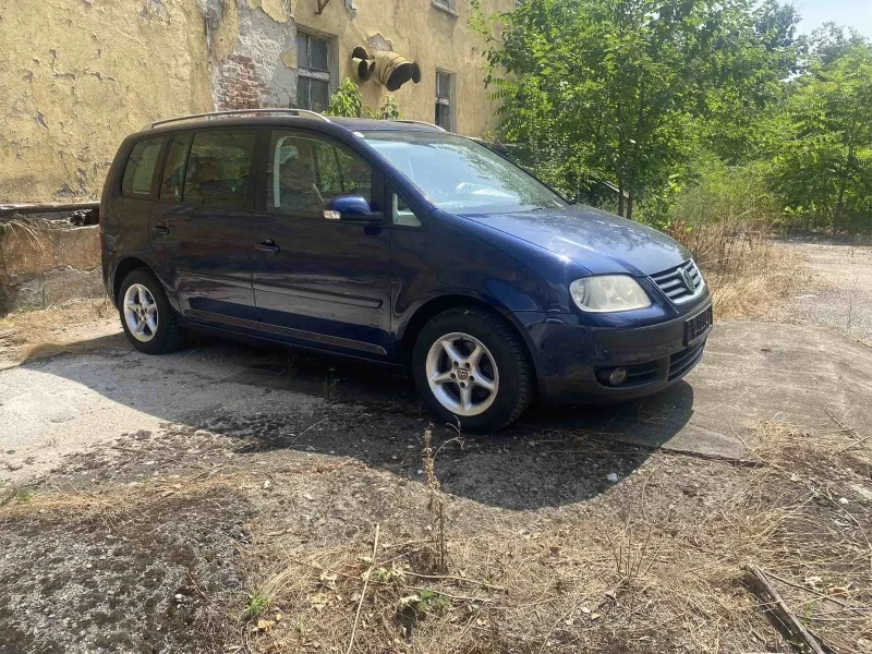 VW Touran 2.0 TDI, снимка 3 - Автомобили и джипове - 47309644