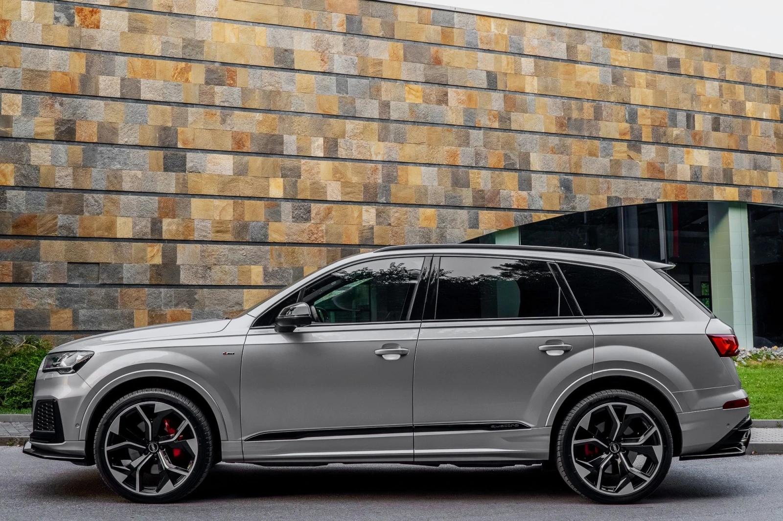 Audi Q7 55 TFSI S-LINE* EXCLUSIVE* PANO* DIGITAL* 7-SEATS, снимка 2 - Автомобили и джипове - 55226861