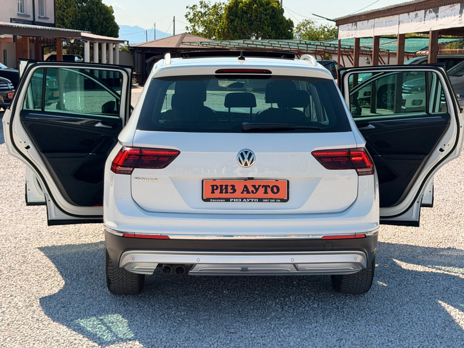 VW Tiguan 2.0TDI* AUT* NAVI* KAMERA* PARKASISTANS* PANORAMA, снимка 8 - Автомобили и джипове - 55616443