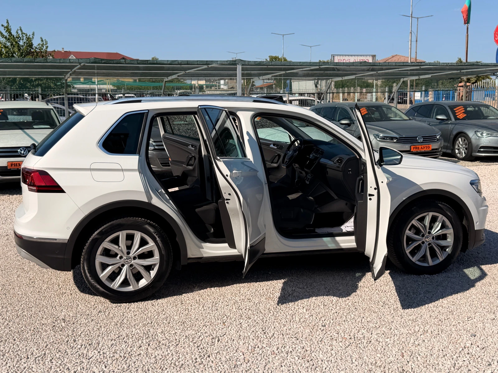 VW Tiguan 2.0TDI* AUT* NAVI* KAMERA* PARKASISTANS* PANORAMA, снимка 6 - Автомобили и джипове - 55616443