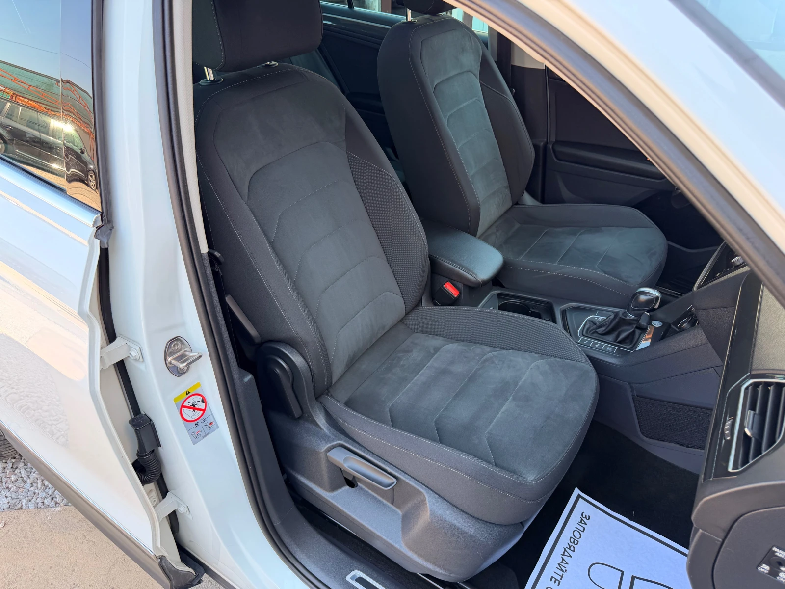 VW Tiguan 2.0TDI* AUT* NAVI* KAMERA* PARKASISTANS* PANORAMA, снимка 9 - Автомобили и джипове - 55616443