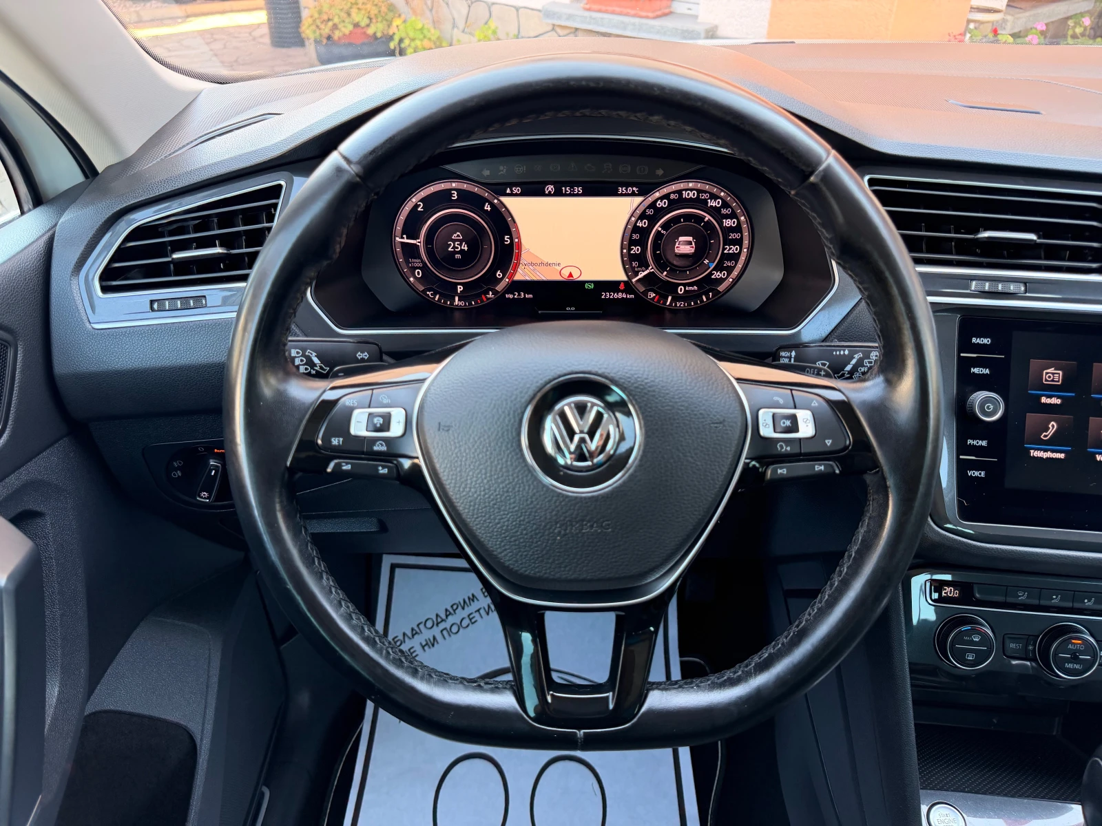 VW Tiguan 2.0TDI* AUT* NAVI* KAMERA* PARKASISTANS* PANORAMA, снимка 7 - Автомобили и джипове - 55616443